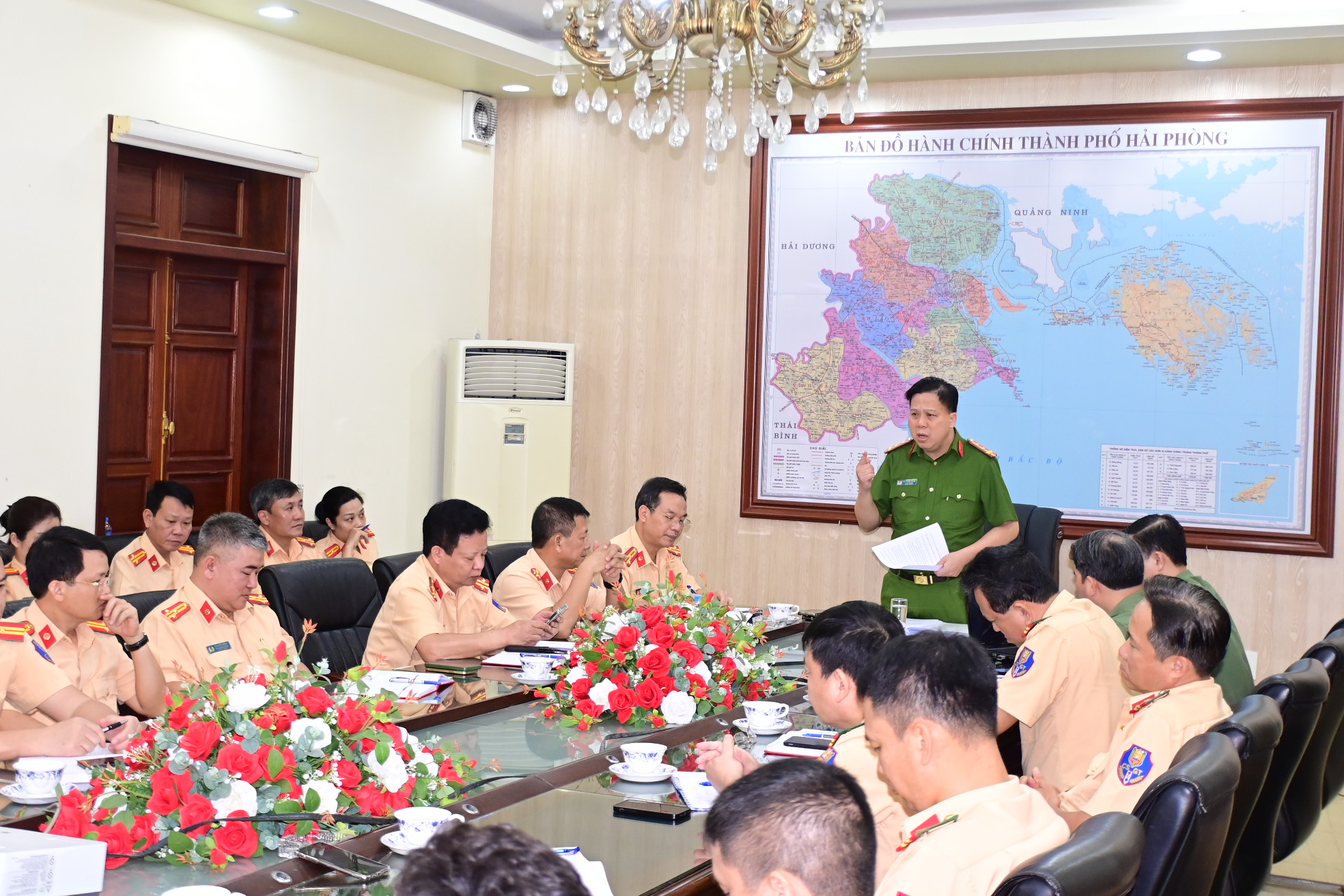 Đại tá Bùi Trung Thành - Phó Giám đốc Công an thành phố làm việc với Phòng Cảnh sát giao thông về một số mặt công tác trọng tâm